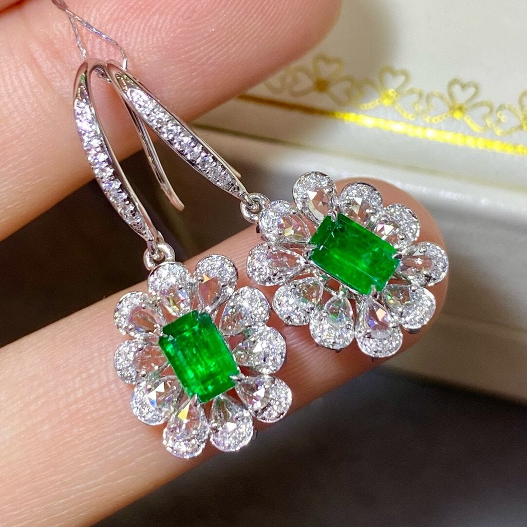 14k Gold 1.90 Ctw Vivid Green Natural Emerald & Diamond Earrings: Ref:230938278 // gold content:14k gold // main gemstone:emerald // shape:octagonal // carat weight:1. 08ct // color:vivid green // treatment:natural // // adjacent gemstone 2 : diamond //
