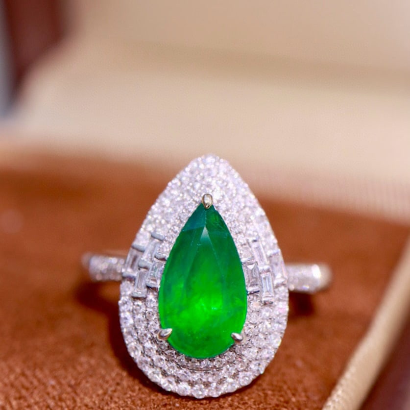 14k Gold 2.15 Ctw Vivid Green Natural Emerald & Diamond Ring: Ref:230938282 // gold content:14k gold // ring size:7. 25us // // main gemstone:emerald // shape:pear // carat weight:1. 60ct // color:vivid green // treatment:natural // // adjacent gemstone 2 :