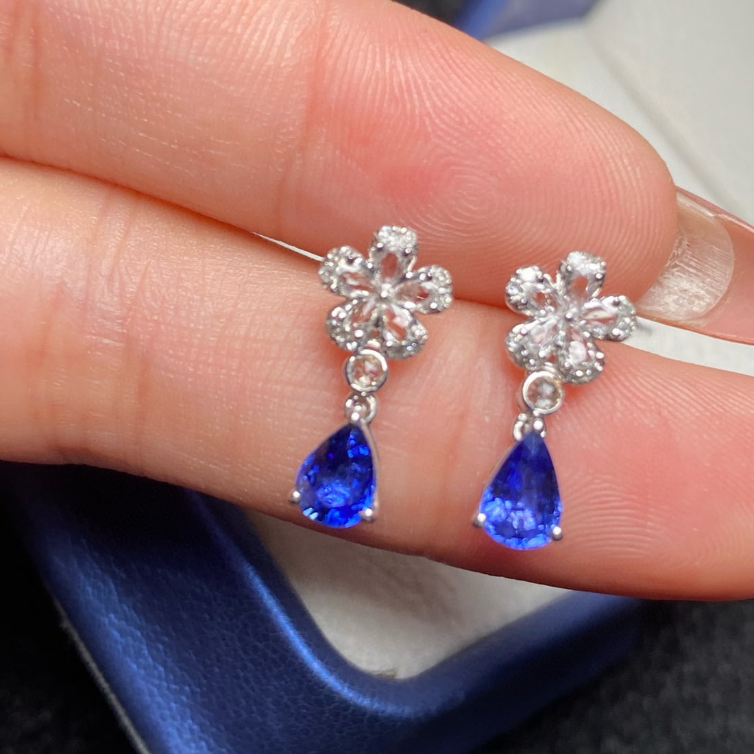 14k Gold 1.30 Ct Natural Sapphire & Diamond & Sapphire Earrings: Ref:230938283 // gold content:14k gold // main gemstone:sapphire // shape:pear // carat weight:1. 30ct // color:blue // treatment:natural // // adjacent gemstone 2 : diamond // number of stones:20 //