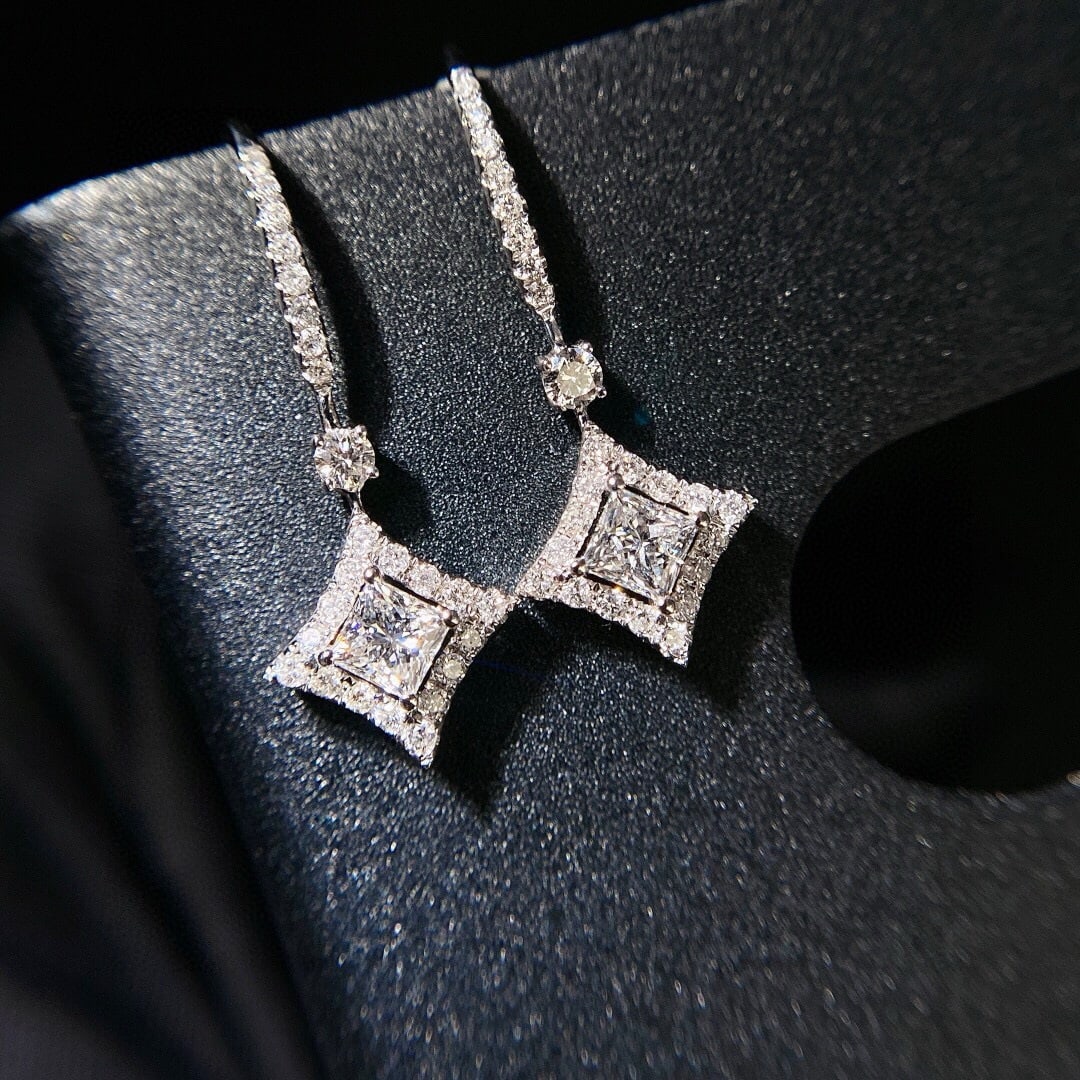 14k Gold 0.6 Ct Natural H Diamond Earrings: Ref:230938301 // gold content:14k gold // main gemstone:diamond // shape:princess // carat weight:0. 6ct // clarity grade:vs-si // color:h // treatment:natural // // adjacent gemstone 2 : diamond