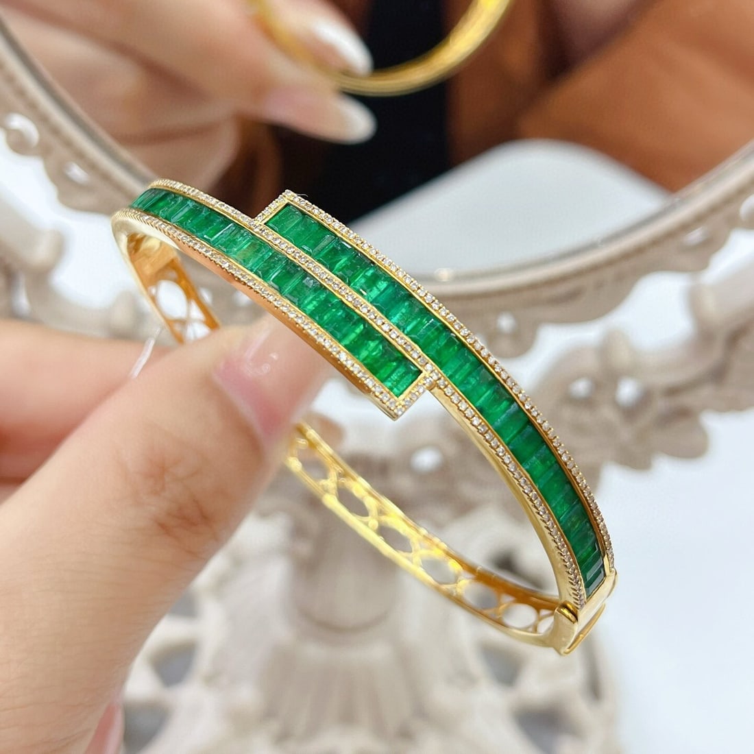 14k Gold 5.35 Ct Vivid Green Natural Emerald & Diamond Bangle - 2