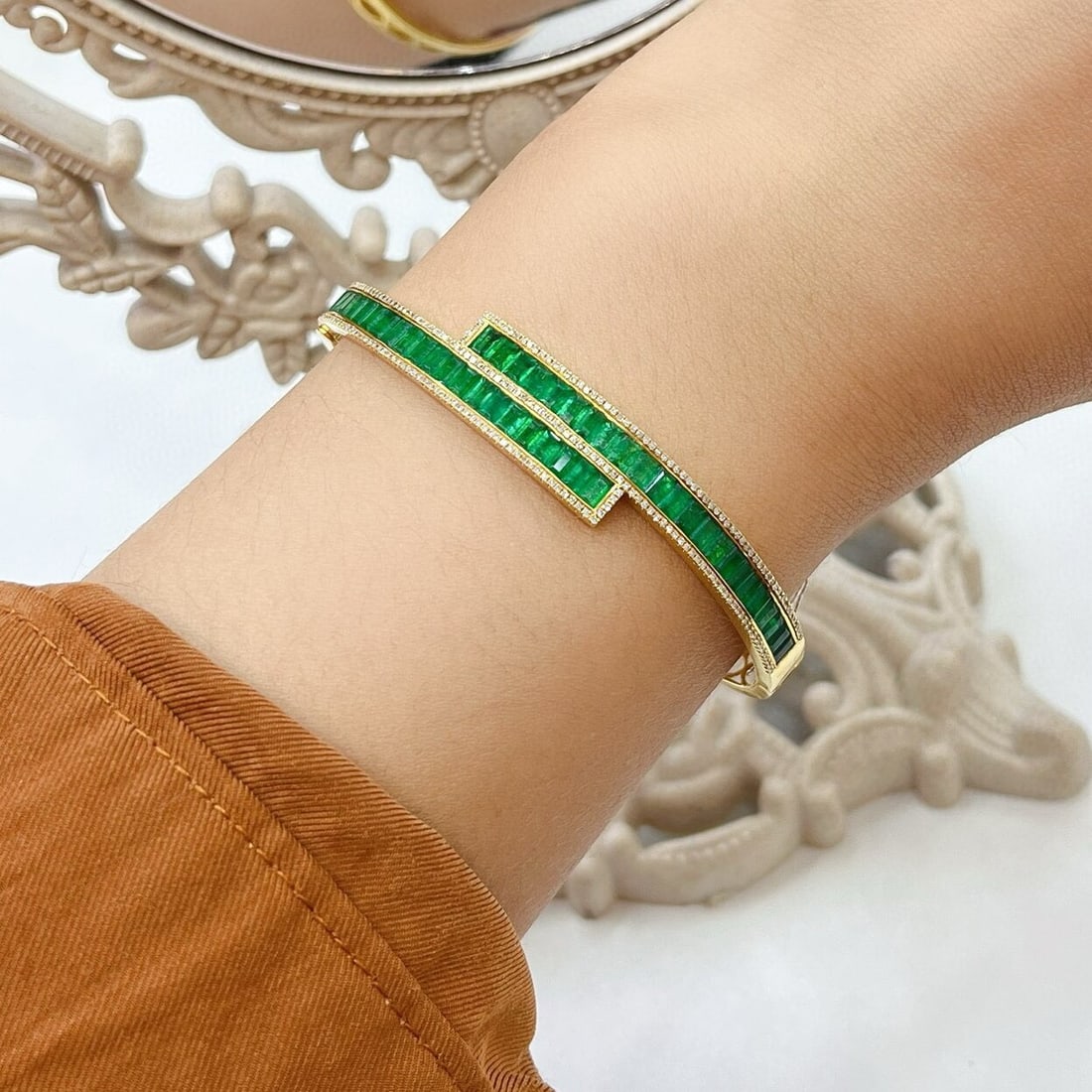 14k Gold 5.35 Ct Vivid Green Natural Emerald & Diamond Bangle - 3