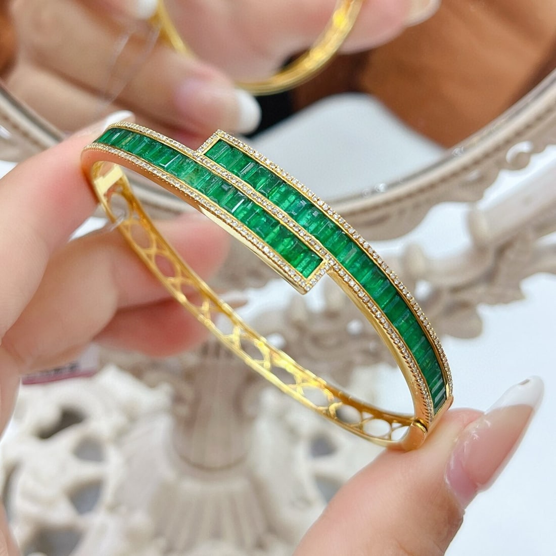 14k Gold 5.35 Ct Vivid Green Natural Emerald & Diamond Bangle - 4