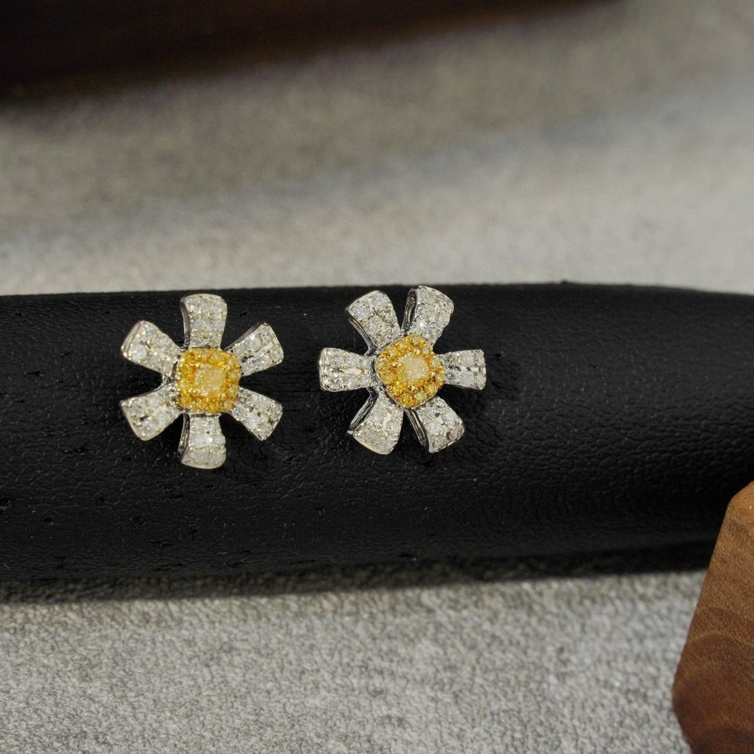 14k Gold 0.8 Ct Natural Color Diamond Earrings - 3
