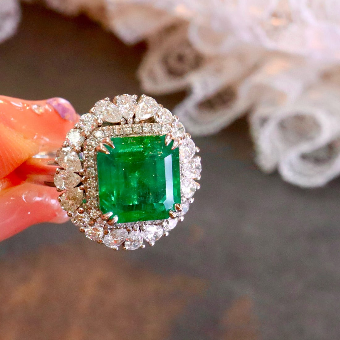 14k Gold 4.58 Ctw Vivid Green Natural Emerald & Diamond Ring - 3