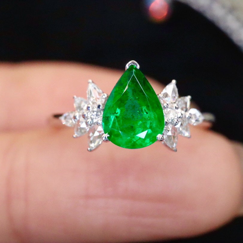 14k Gold 1.18 Ctw Vivid Green Natural Emerald & Diamond Ring: Ref:230938339 // gold content:14k gold // ring size:7. 25us // // main gemstone:emerald // shape:pear // carat weight:1. 00ct // color:vivid green // treatment:natural // // adjacent gemstone 2 :