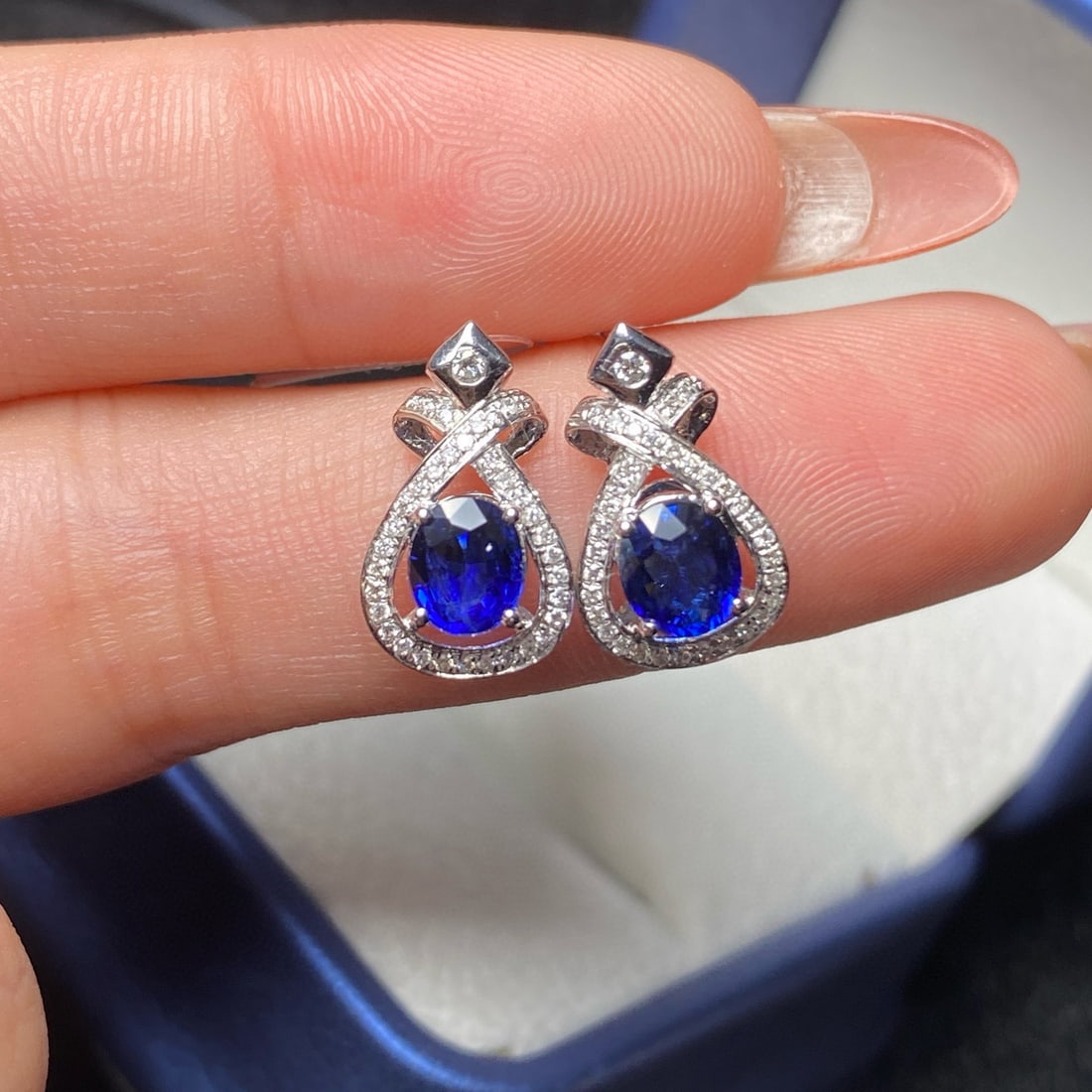 14k Gold 2.22 Ctw Vivid Blue Natural Sapphire & Diamond Earrings: Ref:230938344 // gold content:14k gold // main gemstone:sapphire // shape:oval // carat weight:2. 00ct // color:vivid blue // treatment:natural // // adjacent gemstone 2 : diamond // shape:round //