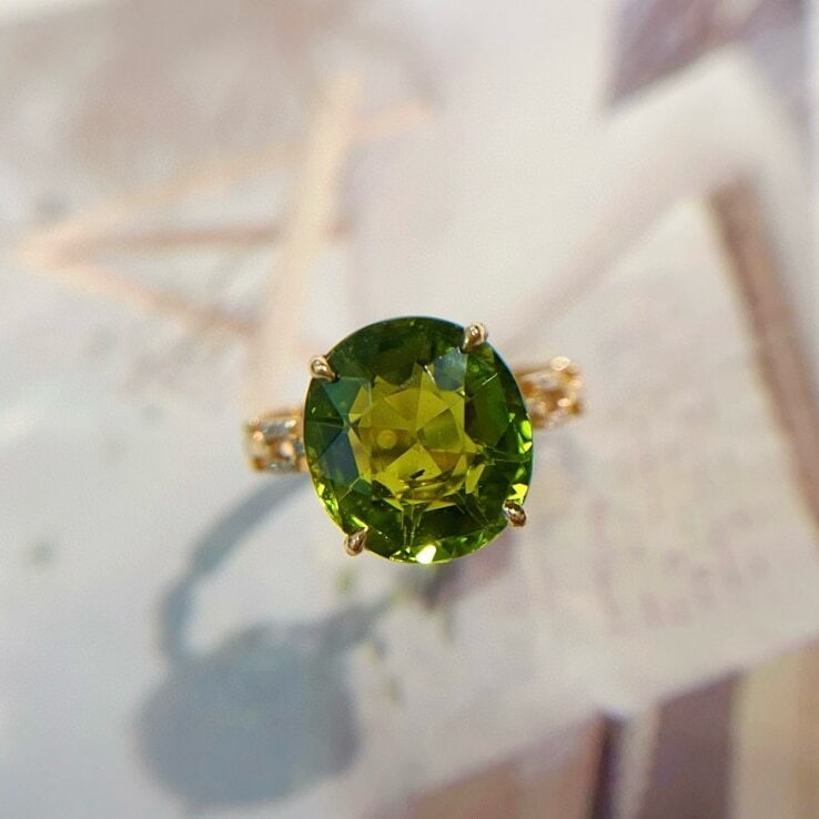 14k Gold 5.40 Ct Natural Tourmaline & Diamond Ring: Ref:230938351 // gold content:14k gold // ring size:7. 25us // // main gemstone:tourmaline // shape:oval // carat weight:5. 40ct // color:green // treatment:natural // // adjacent gemstone 2 :