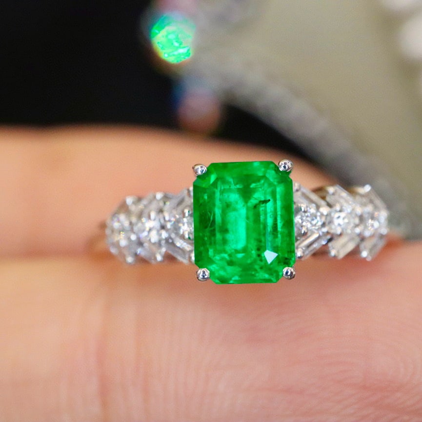 14k Gold 0.95 Ctw Vivid Green Natural Emerald & Diamond Ring: Ref:230938356 // gold content:14k gold // ring size:7. 25us // // main gemstone:emerald // shape:octagonal // carat weight:0. 80ct // color:vivid green // treatment:natural // // adjacent gemstone