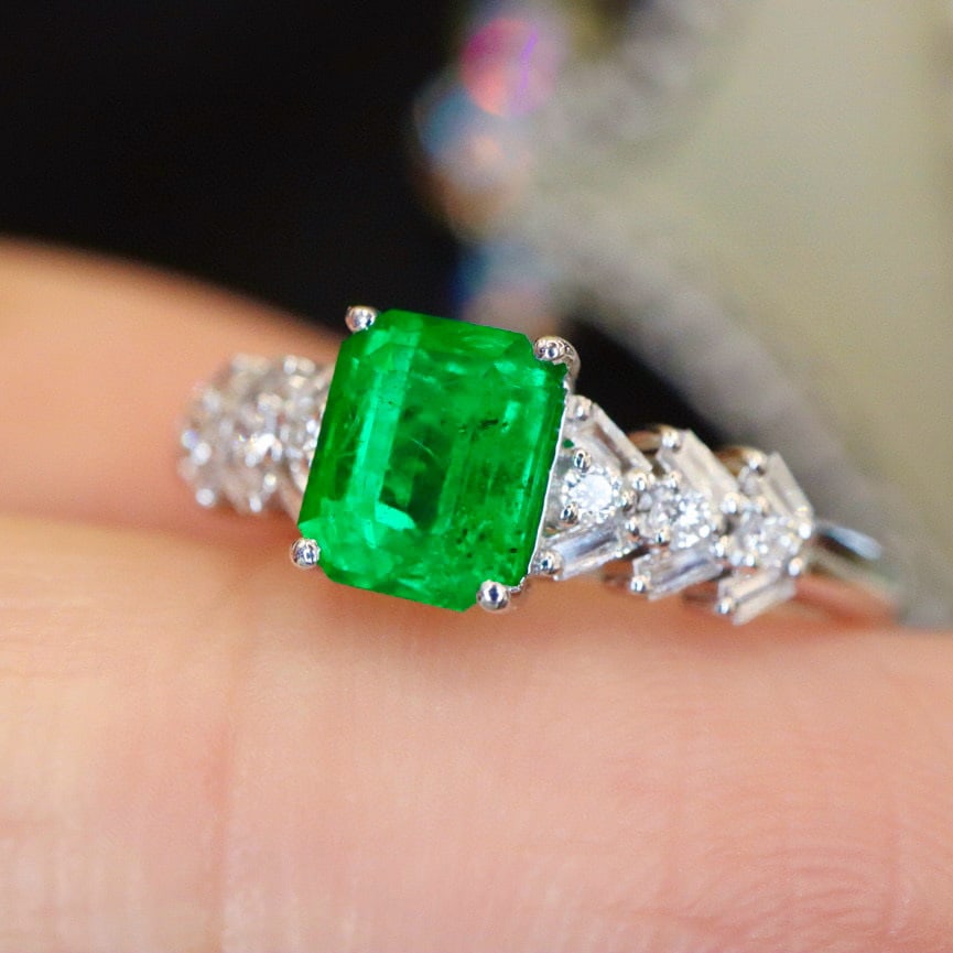 14k Gold 0.95 Ctw Vivid Green Natural Emerald & Diamond Ring - 2