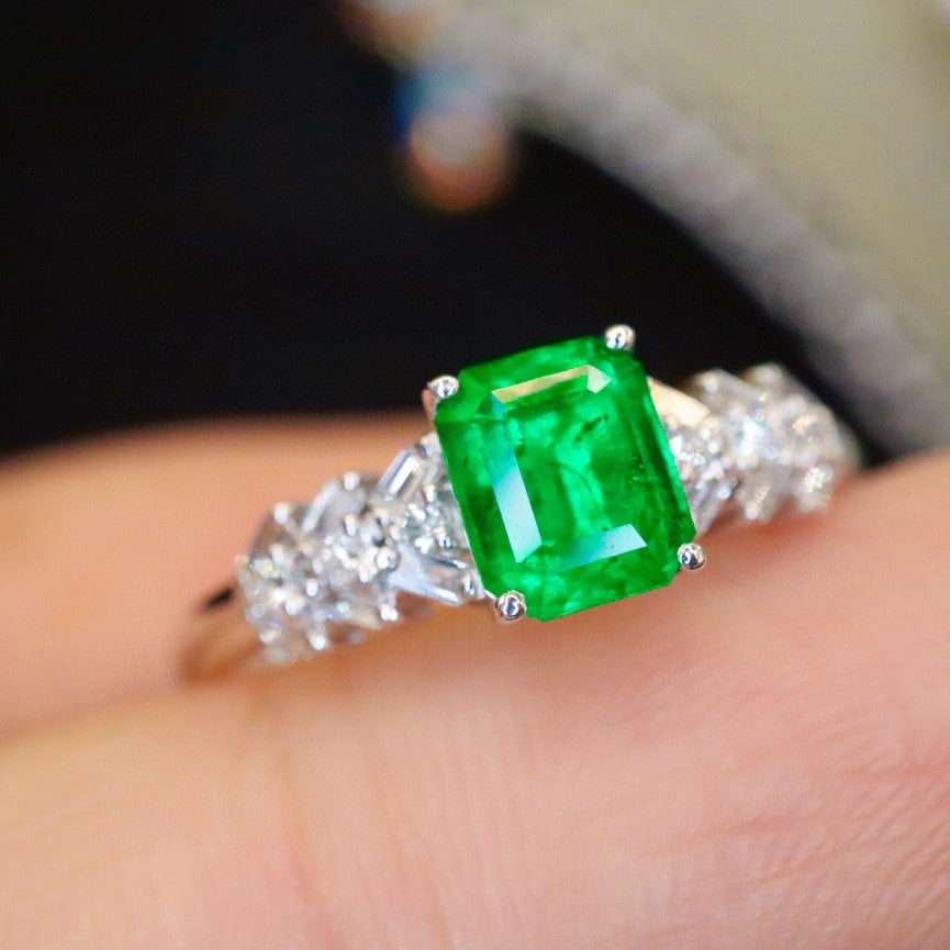 14k Gold 0.95 Ctw Vivid Green Natural Emerald & Diamond Ring - 3