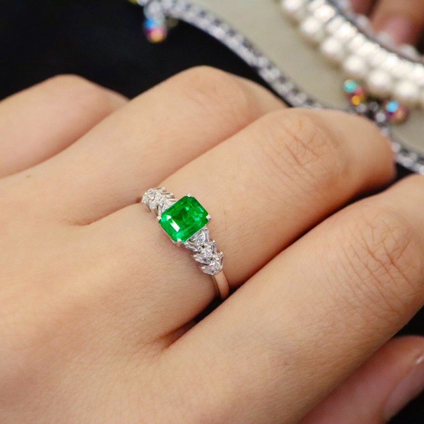 14k Gold 0.95 Ctw Vivid Green Natural Emerald & Diamond Ring - 5