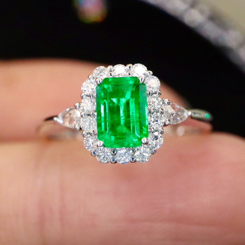 14k Gold 0.98 Ctw Vivid Green Natural Emerald & Diamond Ring: Ref:230938376 // gold content:14k gold // ring size:7. 25us // // main gemstone:emerald // shape:octagonal // carat weight:0. 73ct // color:vivid green // treatment:natural // // adjacent gemstone