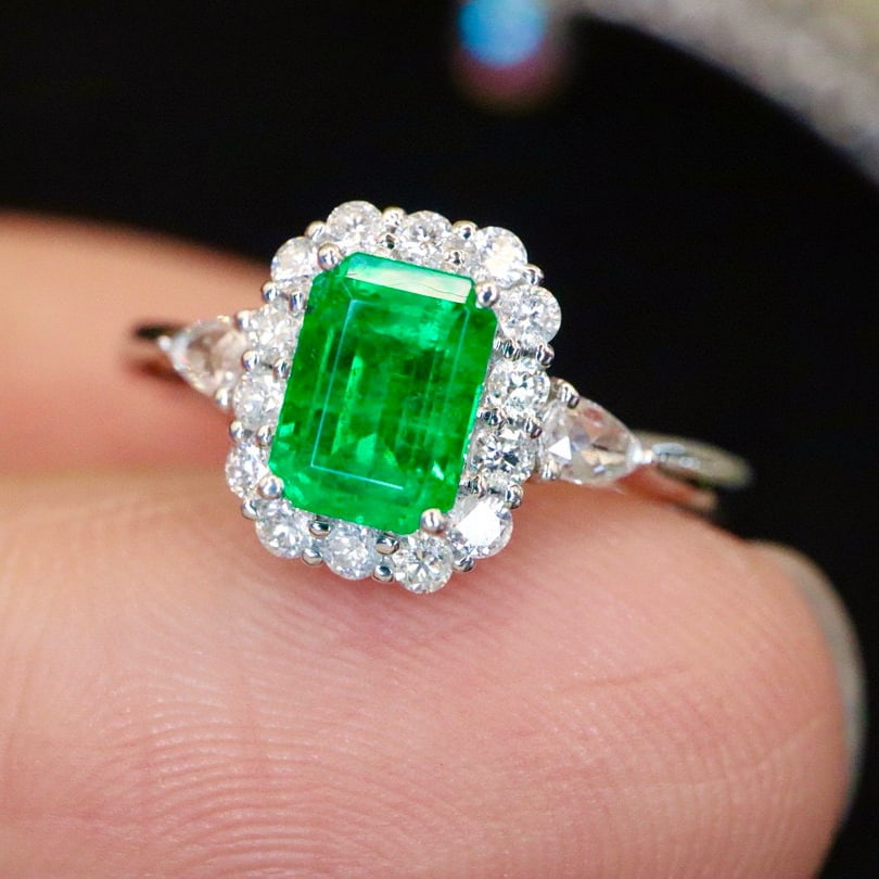 14k Gold 0.98 Ctw Vivid Green Natural Emerald & Diamond Ring - 2
