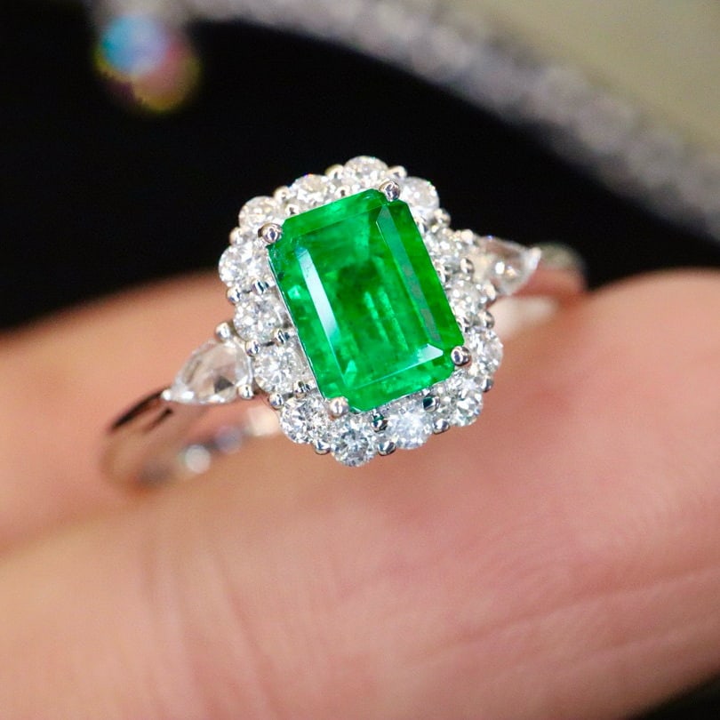 14k Gold 0.98 Ctw Vivid Green Natural Emerald & Diamond Ring - 3