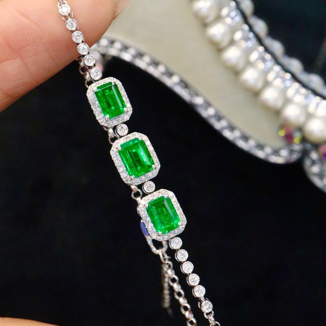 14k Gold 2.14 Ctw Vivid Green Natural Emerald & Diamond Bracelet: Ref:230938377 // gold content:14k gold // main gemstone:emerald // shape:octagonal // carat weight:1. 65ct // color:vivid green // treatment:natural // // adjacent gemstone 2 : diamond // number of