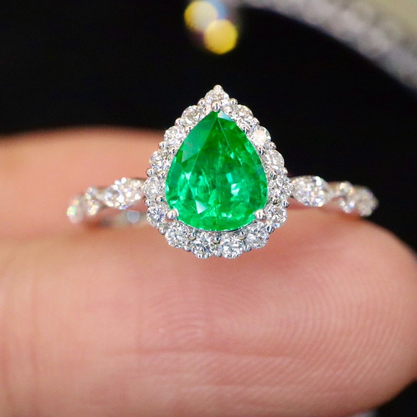 14k Gold 1.12 Ctw Vivid Green Natural Emerald & Diamond Ring: Ref:230938390 // gold content:14k gold // ring size:7. 25us // // main gemstone:emerald // shape:pear // carat weight:0. 72ct // color:vivid green // treatment:natural // // adjacent gemstone 2 :