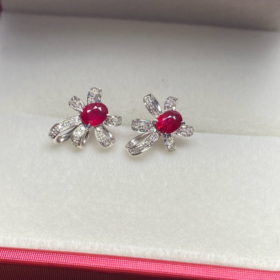 14k Gold 0.80 Ct Natural Ruby & Diamond Earrings: Ref:230938404 // gold content:14k gold // main gemstone:ruby // shape:oval // carat weight:0. 80ct // color:red // treatment:natural // // adjacent gemstone 2 : diamond // number of stones:46 //