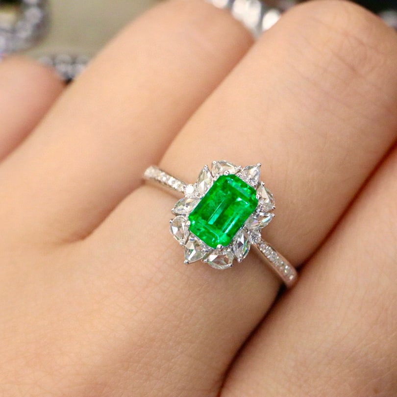 14k Gold 1.00 Ctw Vivid Green Natural Emerald & Diamond Ring - 5