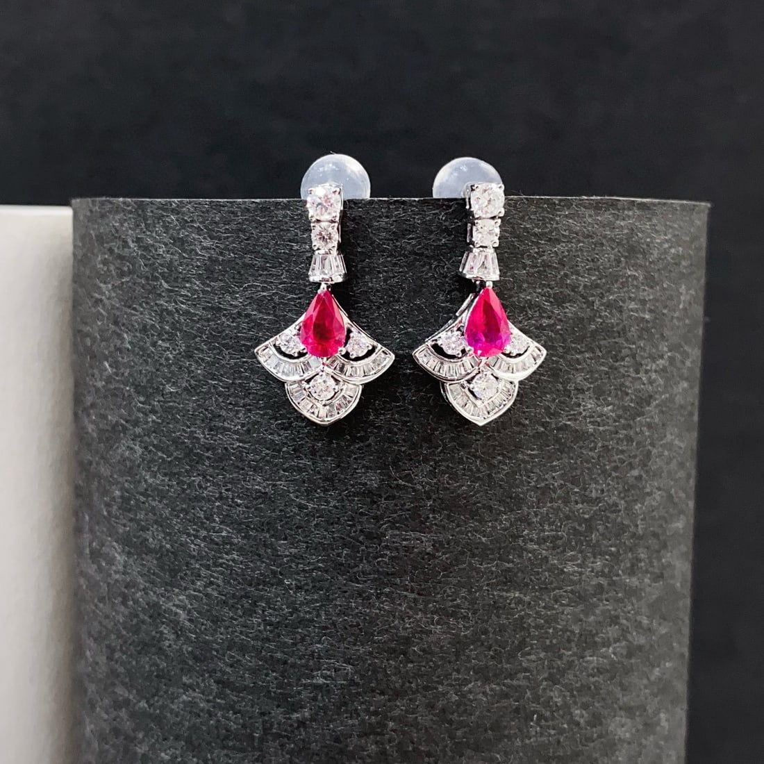 14k Gold 1.3 Ctw Natural Ruby & Diamond Earrings: Ref:230938411 // gold content:14k gold // main gemstone:ruby // shape:pear // carat weight:0. 7ct // color:red // treatment:natural // // adjacent gemstone 2 : diamond // shape:multiply // carat