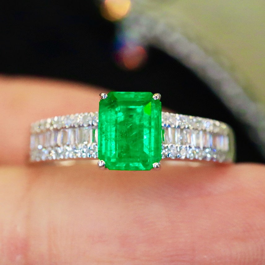 14k Gold 0.92 Ctw Vivid Green Natural Emerald & Diamond Ring: Ref:230938422 // gold content:14k gold // ring size:7. 25us // // main gemstone:emerald // shape:octagonal // carat weight:0. 70ct // color:vivid green // treatment:natural // // adjacent gemstone