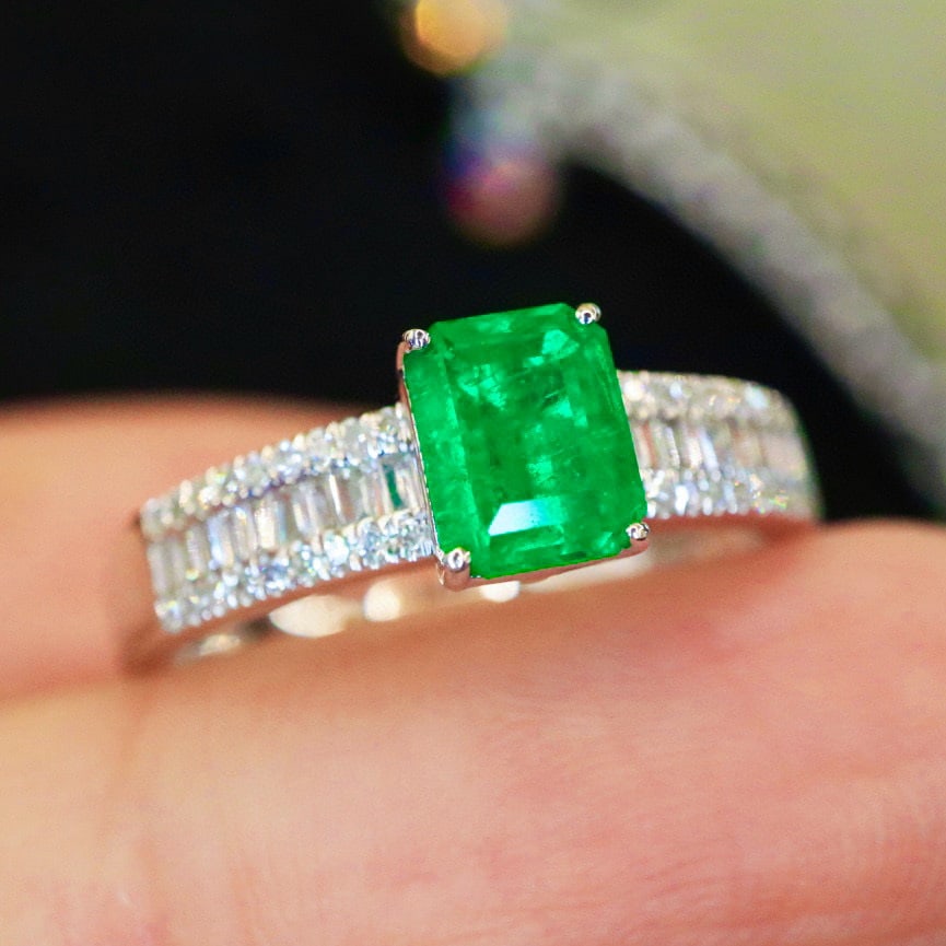 14k Gold 0.92 Ctw Vivid Green Natural Emerald & Diamond Ring - 2