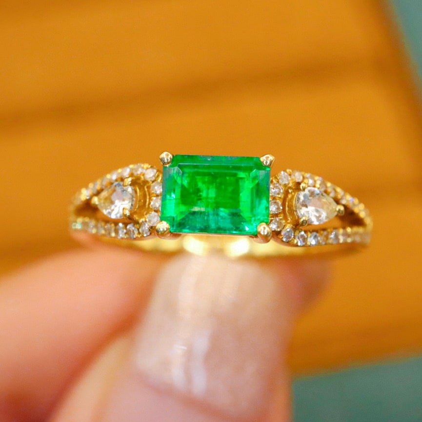 14k Gold 0.67 Ctw Vivid Green Natural Emerald & Diamond Ring: Ref:230938433 // gold content:14k gold // ring size:7. 25us // // main gemstone:emerald // shape:octagonal // carat weight:0. 53ct // color:vivid green // treatment:natural // // adjacent gemstone