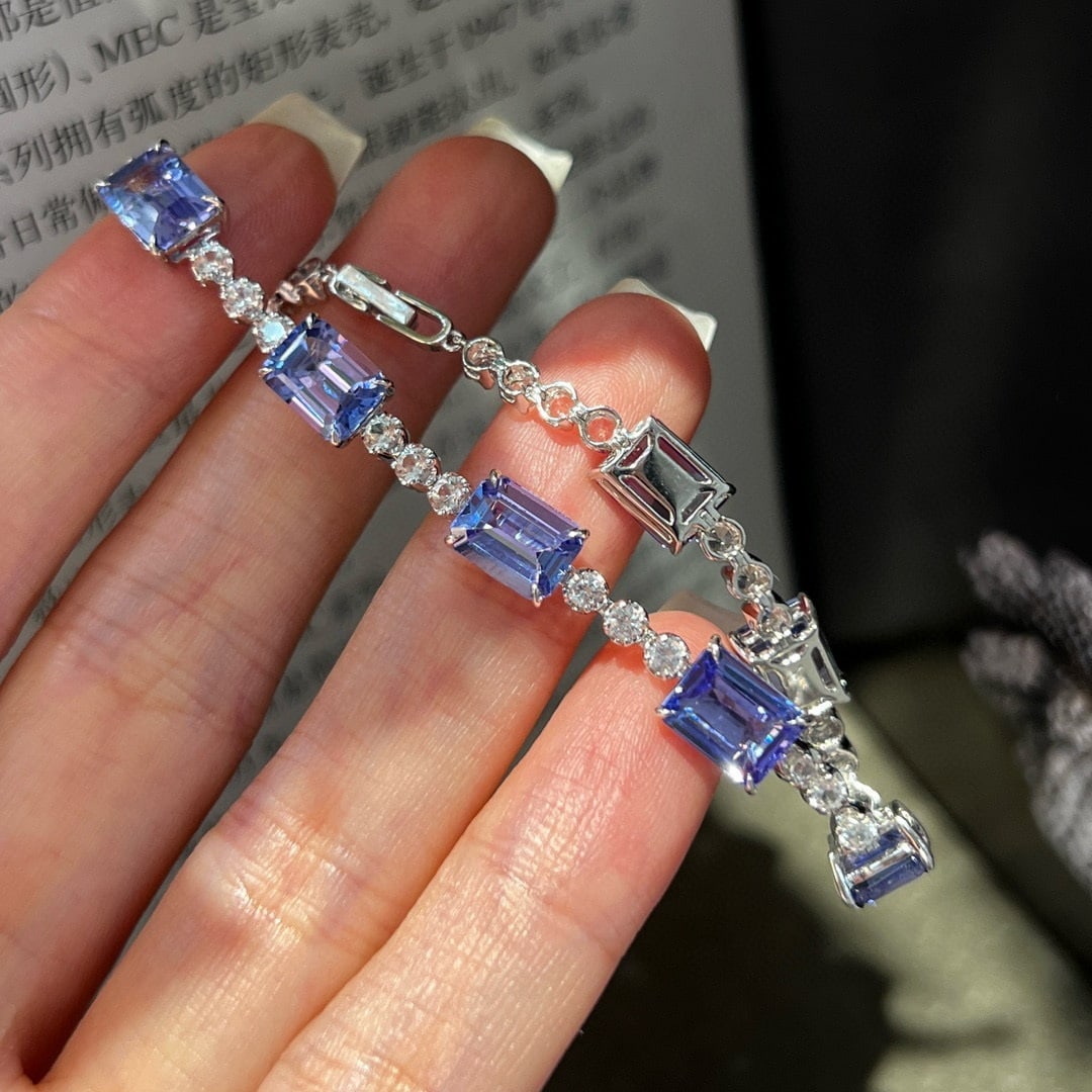 14k Gold 13.60 Ctw Natural Tanzanite & Spinel Bracelet: Ref:230935070 // gold content:14k gold // main gemstone:tanzanite // shape:octagonal // carat weight:11. 88ct // color:blue // treatment:natural // // adjacent gemstone 2 : spinel // shape:round // ca