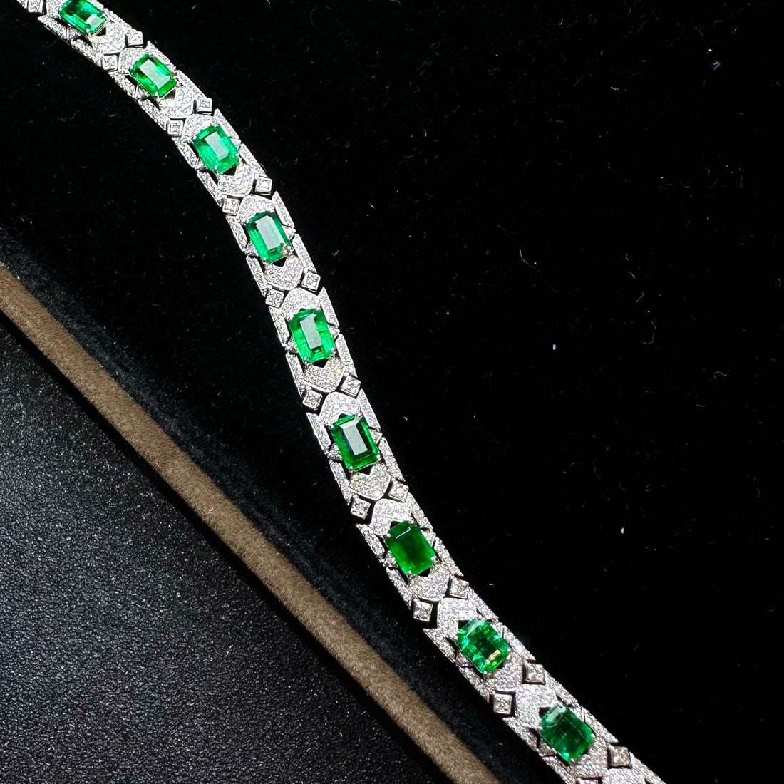 14k Gold 7.53 Ctw Natural Emerald & Diamond Bracelet: Ref:230977020 // gold content:14k gold // main gemstone:emerald // shape:octagonal // carat weight:5. 8ct // color:green // treatment:natural // // adjacent gemstone 2 : diamond // shape:round // cara