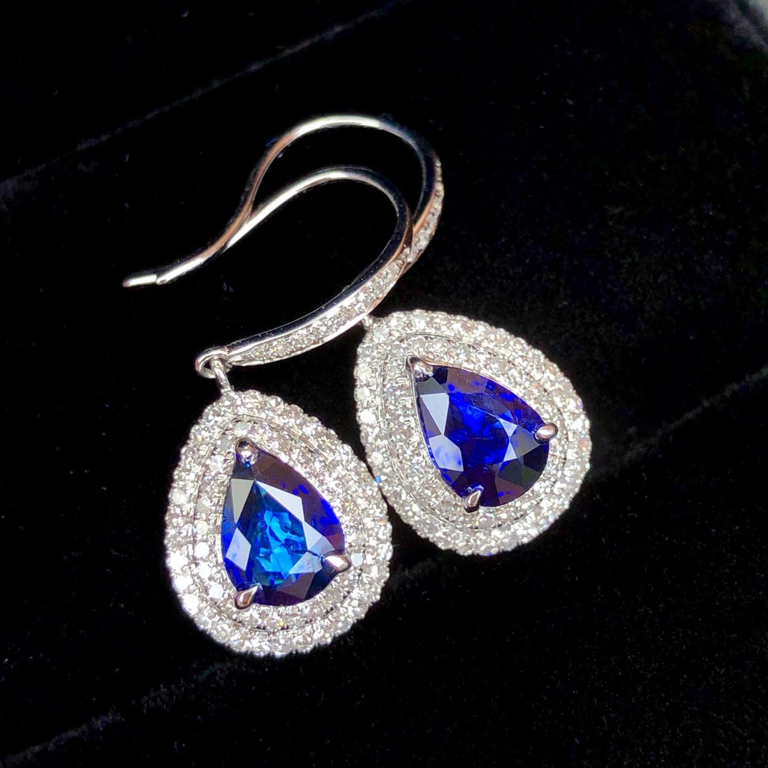 14k Gold 2.21 Ctw Natural Sapphire & Diamond Earrings: Ref:230977021 // gold content:14k gold // main gemstone:sapphire // shape:pear // carat weight:1. 75ct // color:blue // treatment:natural // // adjacent gemstone 2 : diamond // shape:round // carat