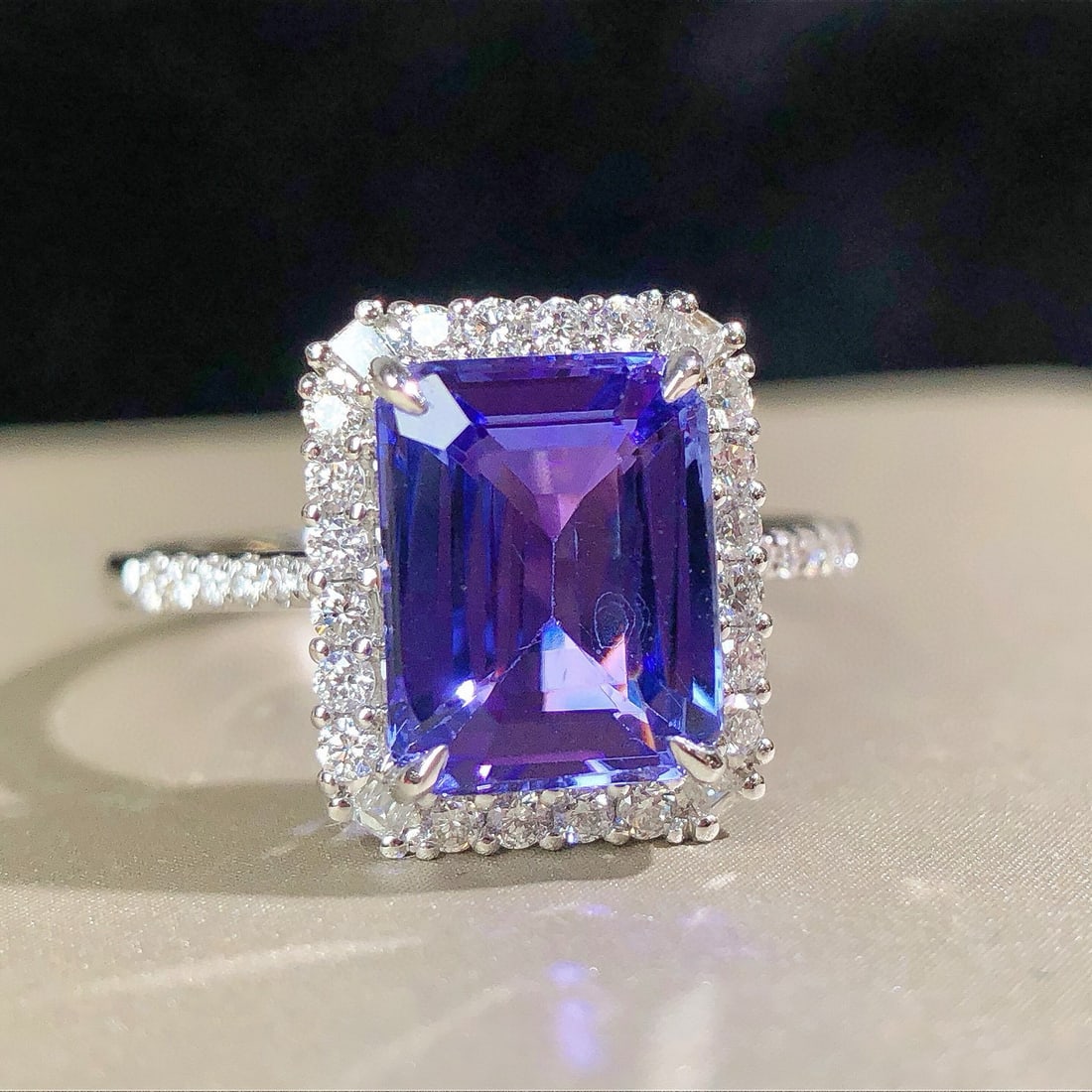 14k Gold 2.73 Ctw Natural Tanzanite & Diamond Ring - 4