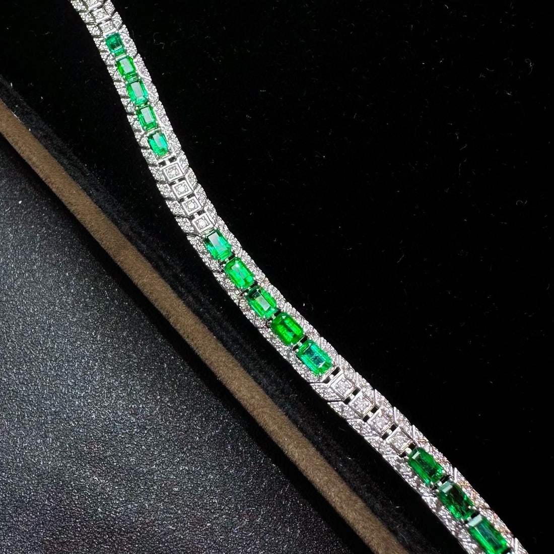 14k Gold 6.7 Ctw Natural Emerald & Diamond Bracelet: Ref:230977026 // gold content:14k gold // main gemstone:emerald // shape:octagonal // carat weight:5. 9ct // color:green // treatment:natural // // adjacent gemstone 2 : diamond // shape:round //