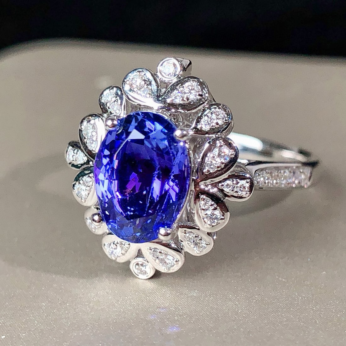 14k Gold 2.40 Ctw Natural Tanzanite & Diamond Ring - 4