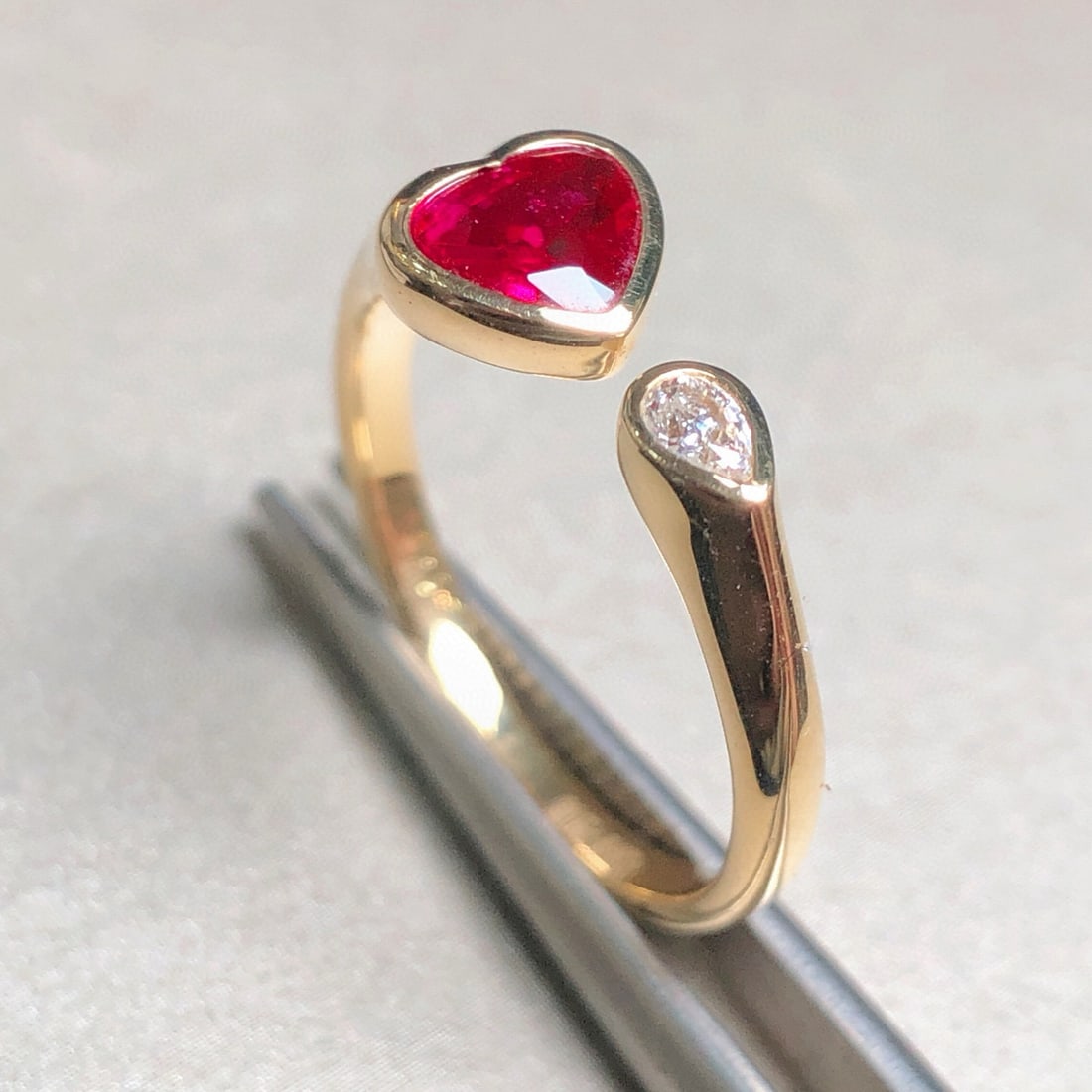 14k Gold 0.74 Ctw Natural Ruby & Diamond Ring: Ref:230977071 // gold content:14k gold // ring size:7. 25us // // main gemstone:ruby // shape:heart // carat weight:0. 66ct // color:red // treatment:natural // // adjacent gemstone 2 : diamond // sha