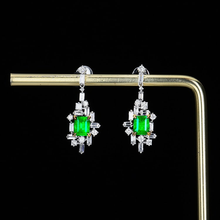 14k Gold 1.54 Ctw Natural Emerald & Diamond Earrings: Ref:230977082 // gold content:14k gold // main gemstone:emerald // shape:octagonal // carat weight:0. 87ct // color:green // treatment:natural // // adjacent gemstone 2 : diamond // number of