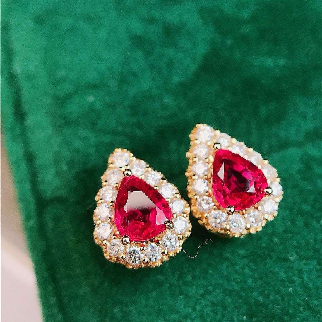 14k Gold 1.09 Ctw Natural Ruby & Diamond Earrings: Ref:230977108 // gold content:14k gold // main gemstone:ruby // shape:pear // carat weight:0. 77ct // color:red // treatment:natural // // adjacent gemstone 2 : diamond // shape:round // carat