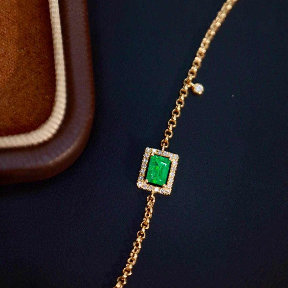 14k Gold 0.39 Ctw Natural Emerald & Diamond Bracelet: Ref:230977116 // gold content:14k gold // main gemstone:emerald // shape:baguette // carat weight:0. 33ct // color:green // treatment:natural // // adjacent gemstone 2 : diamond // shape:round //