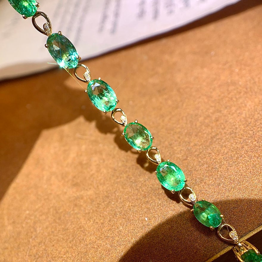 14k Gold 4.24 Ctw Natural Emerald & Diamond Bracelet: Ref:230977130 // gold content:14k gold // main gemstone:emerald // shape:oval // carat weight:4. 2ct // color:green // treatment:natural // // adjacent gemstone 2 : diamond // number of stones:16