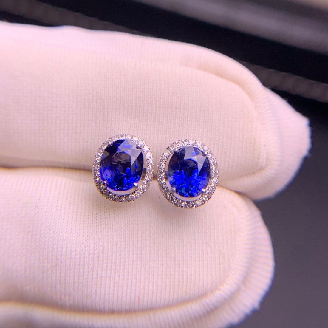 14k Gold 1.35 Ct Natural Sapphire & Diamond Earrings: Ref:230977138 // gold content:14k gold // main gemstone:sapphire // shape:oval // carat weight:1. 35ct // color:blue // treatment:natural // // adjacent gemstone 2 : diamond // shape:round //