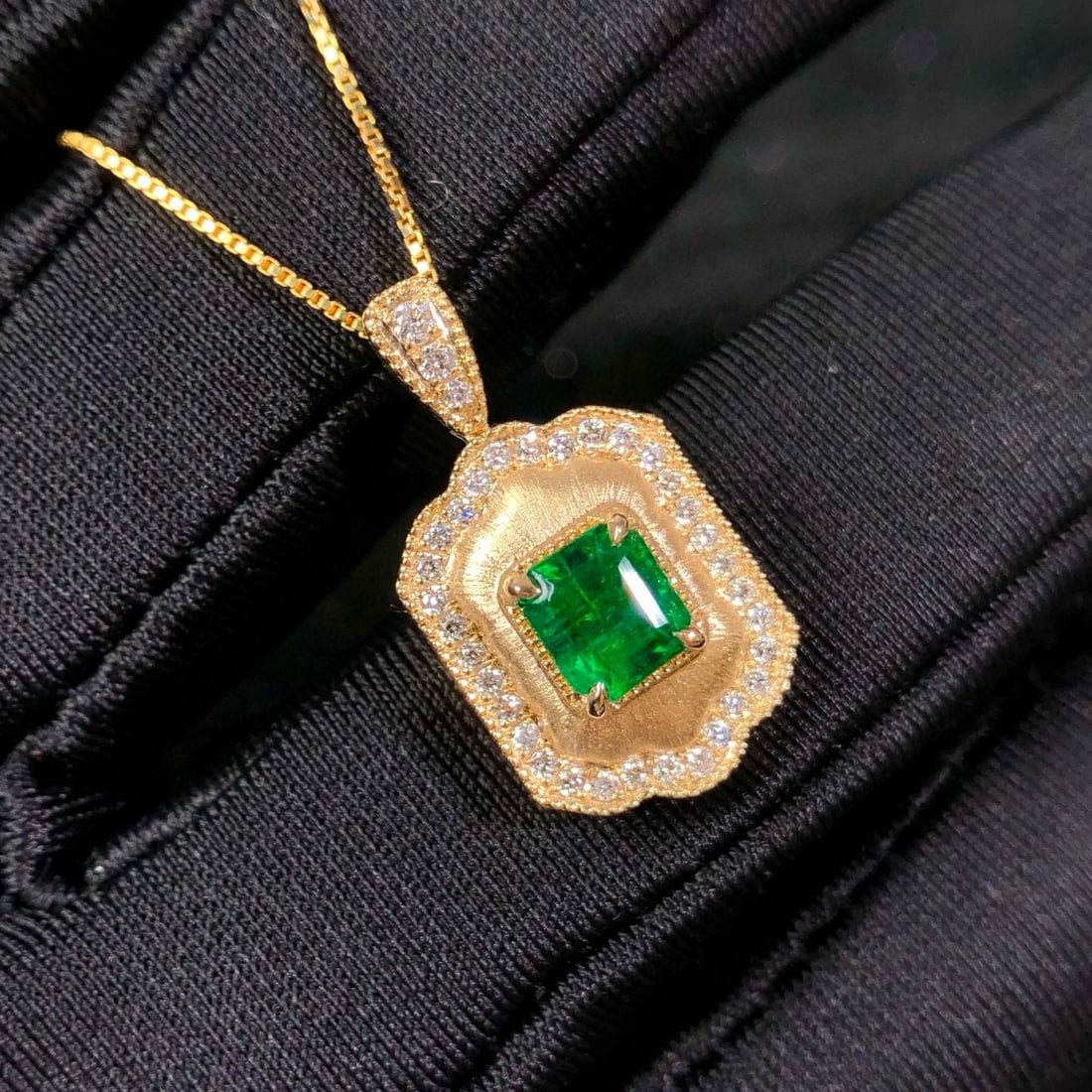 14k Gold 0.88 Ctw Natural Emerald & Diamond Pendant( Without Chain ): Ref:230977152 // gold content:14k gold // main gemstone:emerald // shape:octagonal // carat weight:0. 69ct // color:green // treatment:natural // // adjacent gemstone 2 : diamond // shape:round //