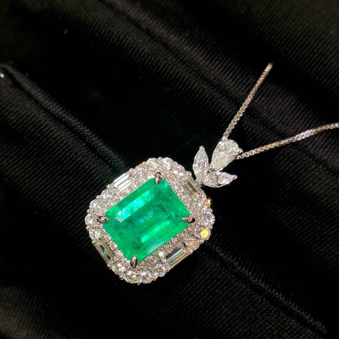 14k Gold 2.84 Ctw Natural Emerald & Diamond Pendant( Without Chain ): Ref:230977185 // gold content:14k gold // main gemstone:emerald // shape:octagonal // carat weight:1. 96ct // color:green // treatment:natural // // adjacent gemstone 2 : diamond // shape:multiply