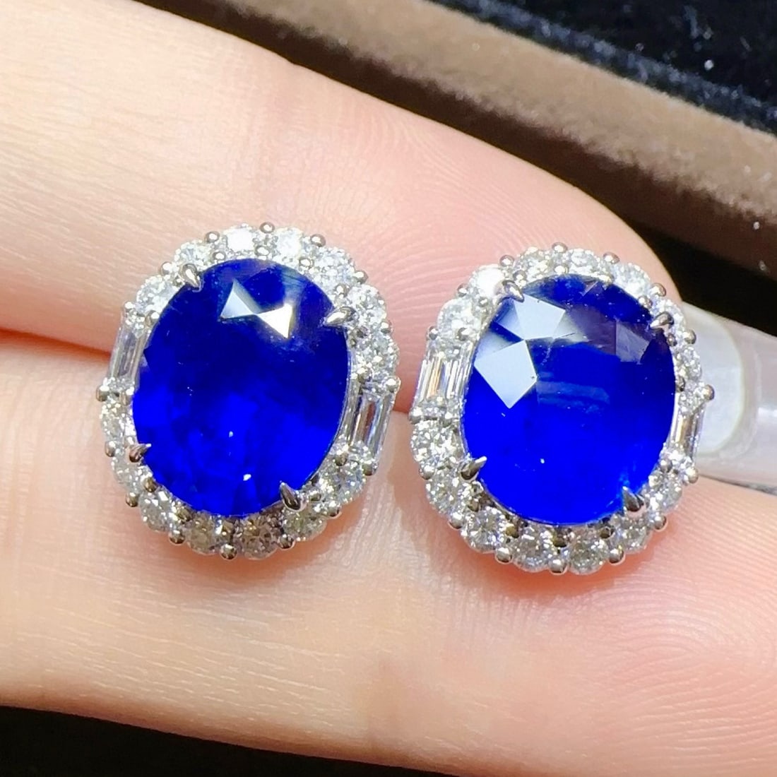 14k Gold 7.88 Ctw Natural Sapphire & Diamond Earrings: Ref:230977244 // gold content:14k gold // main gemstone:sapphire // shape:oval // carat weight:6. 98ct // color:blue // treatment:natural // // adjacent gemstone 2 : diamond // shape:multiply //