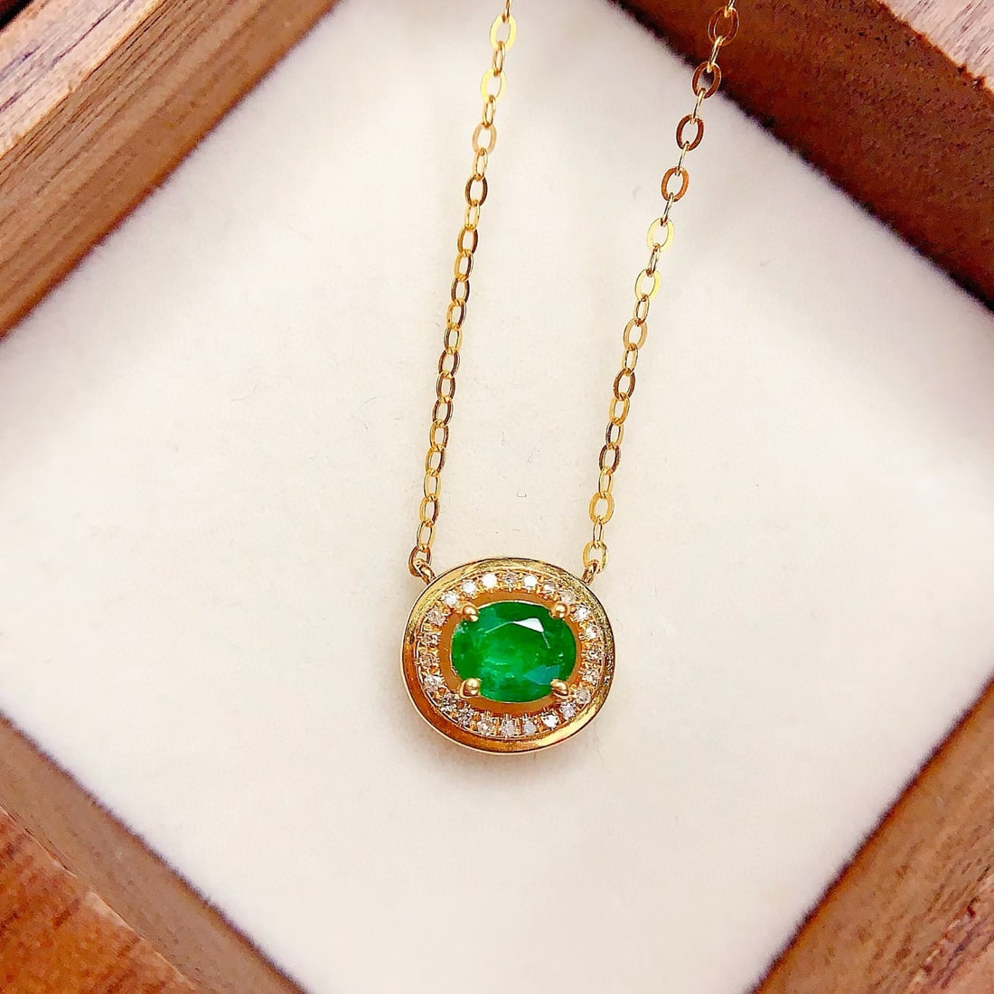 14k Gold 0.55 Ct Natural Emerald & Diamond Necklace: Ref:230977249 // gold content:14k gold // main gemstone:emerald // shape:oval // carat weight:0. 55ct // color:green // treatment:natural // // adjacent gemstone 2 : diamond // number of stones:23
