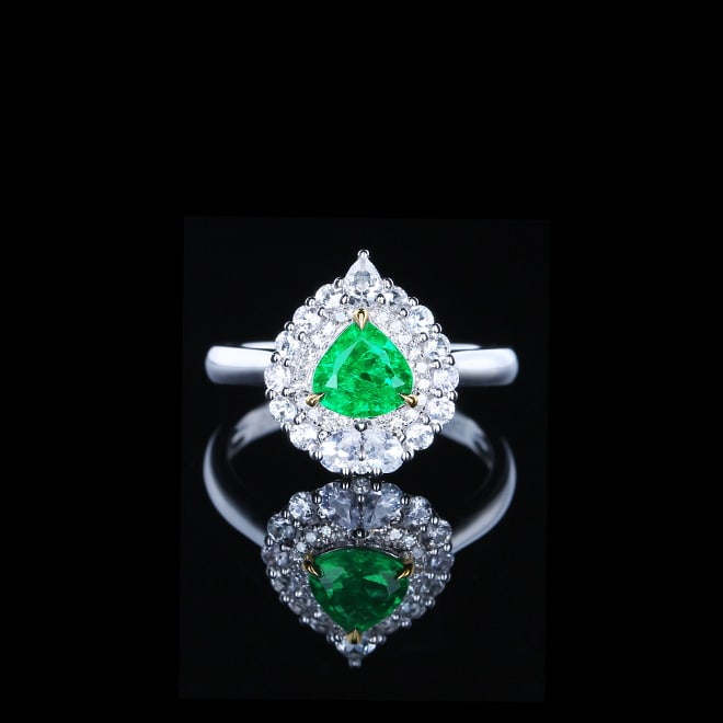 14k Gold 0.88 Ctw Vivid Green Natural Emerald & Diamond Ring: Ref:230978039 // gold content:14k gold // ring size:7. 25us // // main gemstone:emerald // shape:pear // carat weight:0. 8ct // color:vivid green // treatment:natural // // adjacent gemstone 2 :