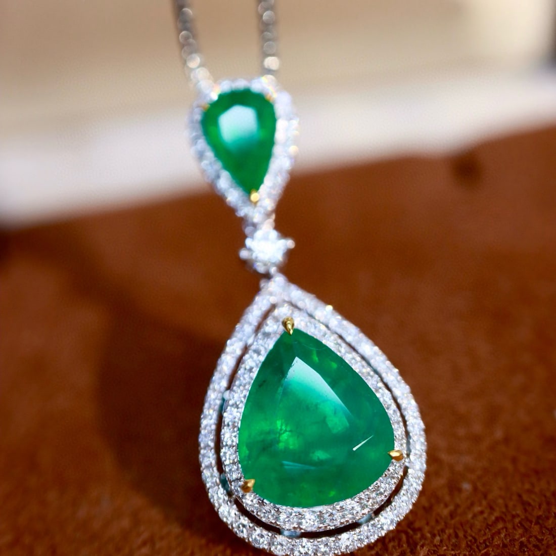 14k Gold 2.74 Ctw Vivid Green Natural Emerald & Diamond Pendant( Without Chain ): Ref:230978040 // gold content:14k gold // main gemstone:emerald // shape:pear // carat weight:2. 4ct // color:vivid green // treatment:natural // // adjacent gemstone 2 : diamond // shape:round //