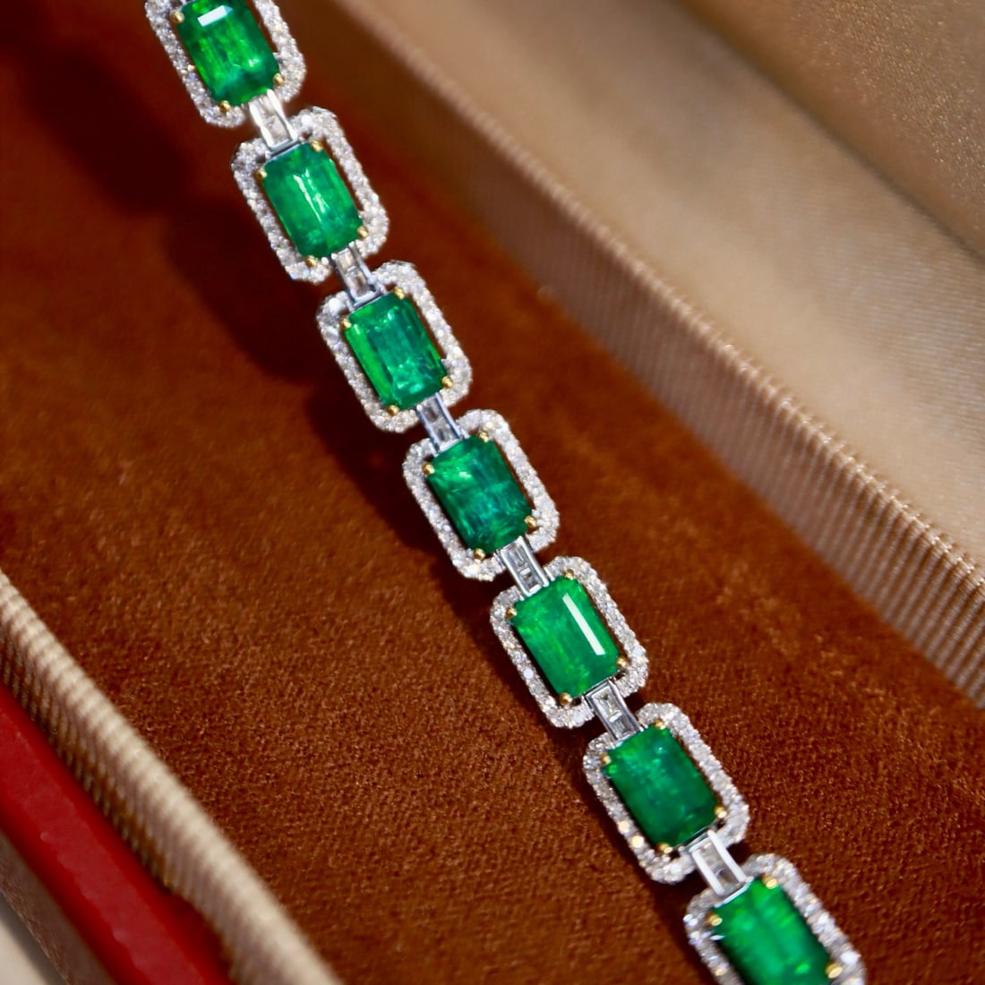 14k Gold 4.70 Ctw Vivid Green Natural Emerald & Diamond Bracelet: Ref:230978114 // gold content:14k gold // main gemstone:emerald // shape:octagonal // carat weight:4. 26ct // color:vivid green // treatment:natural // // adjacent gemstone 2 : diamond //