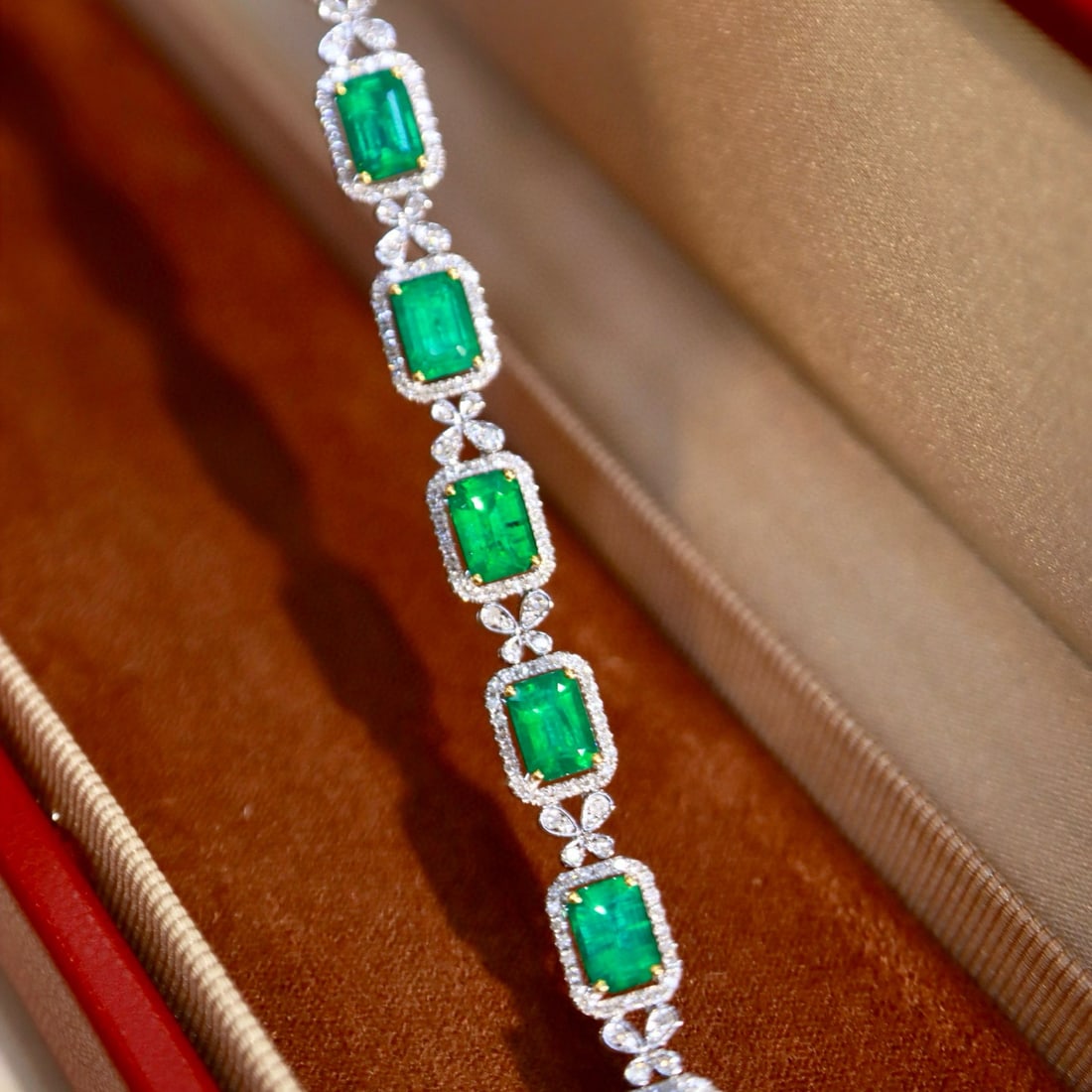 14k Gold 4.91 Ctw Natural Emerald & Diamond Bracelet: Ref:230978127 // gold content:14k gold // main gemstone:emerald // shape:octagonal // carat weight:4. 4ct // color:green // treatment:natural // // adjacent gemstone 2 : diamond // shape:round //