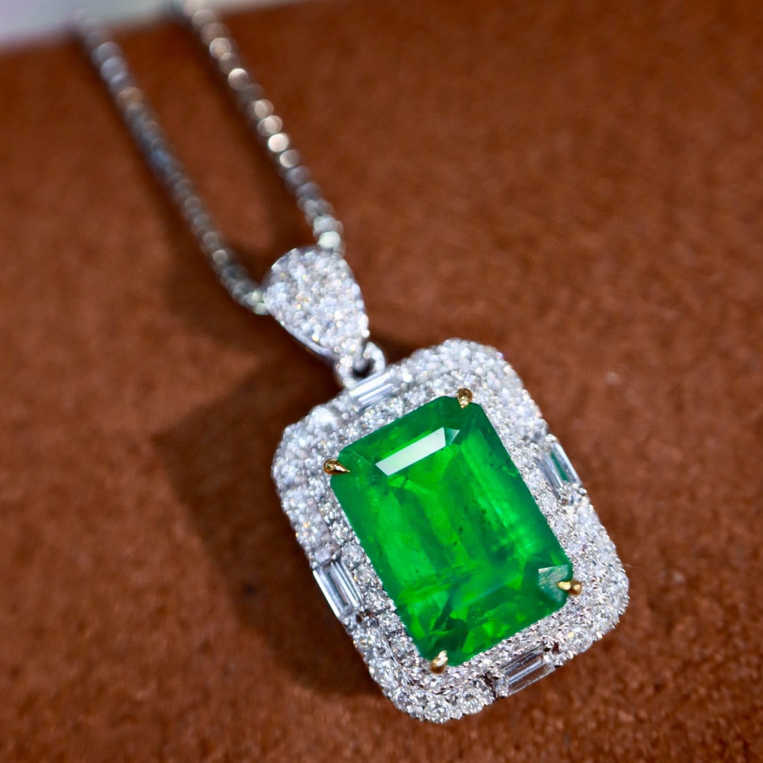 14k Gold 2.15 Ctw Vivid Green Natural Emerald & Diamond Pendant( Without Chain ): Ref:230978129 // gold content:14k gold // main gemstone:emerald // shape:octagonal // carat weight:1. 87ct // color:vivid green // treatment:natural // // adjacent gemstone 2 : diamond //