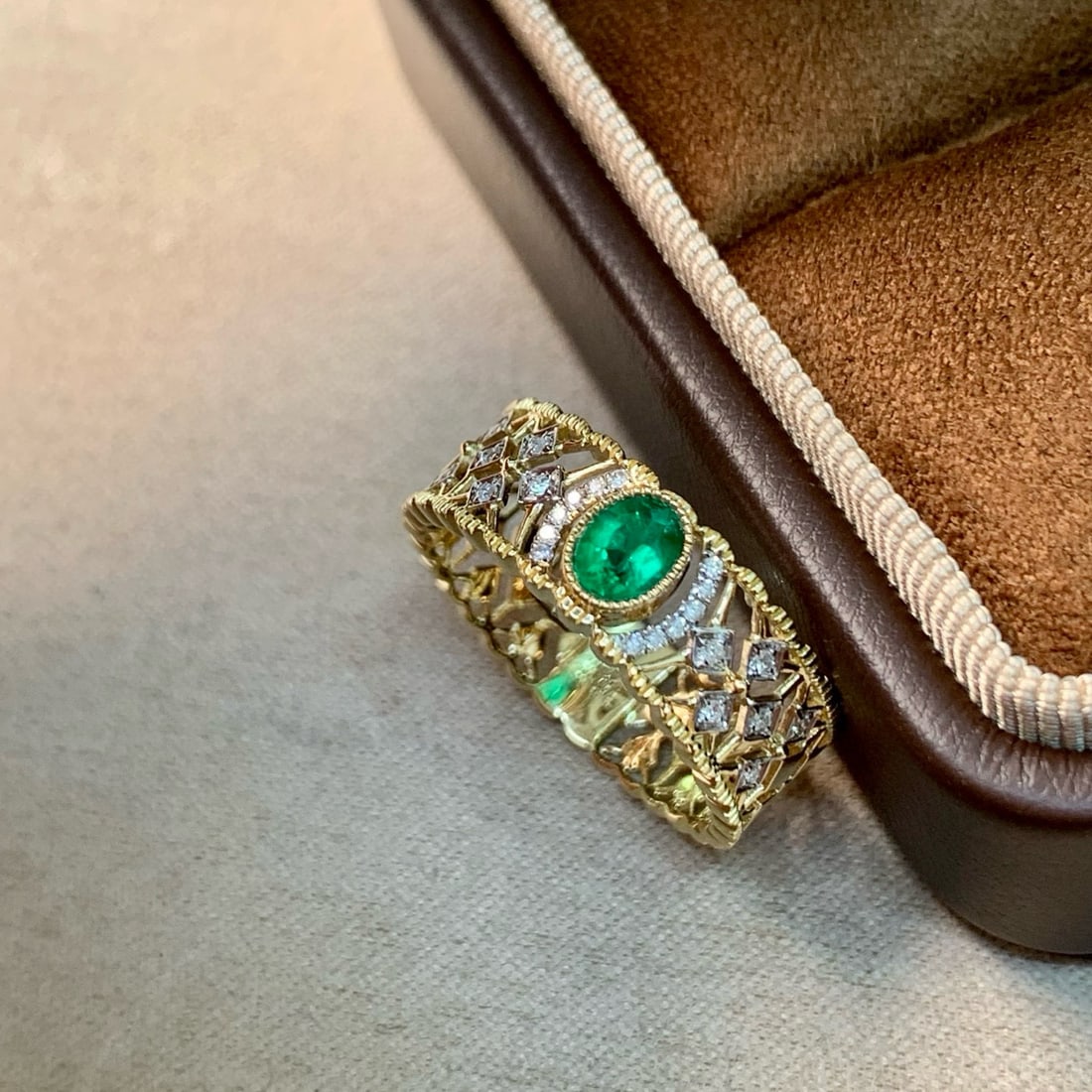 14k Gold 0.32 Ctw Vivid Green Natural Emerald & Diamond Ring: Ref:230978148 // gold content:14k gold // ring size:7. 25us // // main gemstone:emerald // shape:oval // carat weight:0. 24ct // color:vivid green // treatment:natural // // adjacent gemstone 2 :