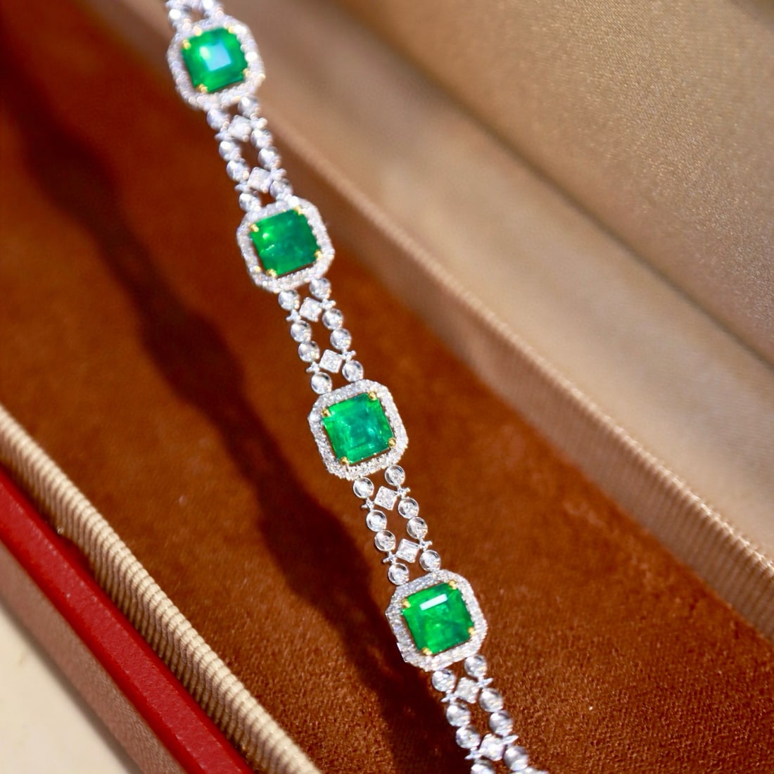 14k Gold 5.55 Ctw Natural Emerald & Diamond Bracelet: Ref:230978185 // gold content:14k gold // main gemstone:emerald // shape:octagonal // carat weight:4. 79ct // color:green // treatment:natural // // adjacent gemstone 2 : diamond // shape:round //